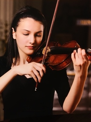 Carolyn Carr, violin